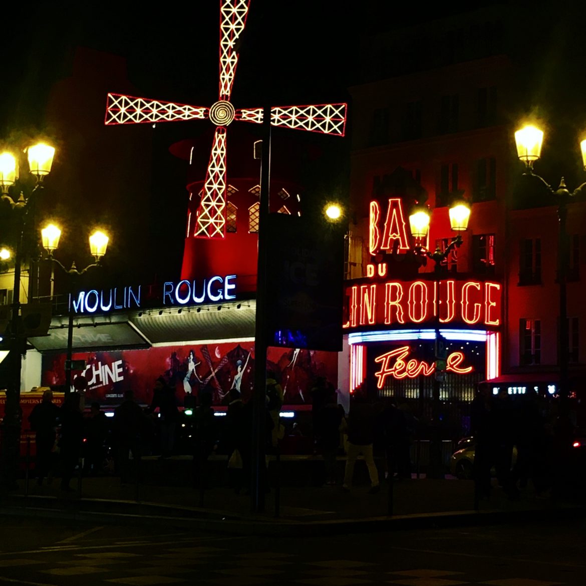 Moulin Rouge bei Nacht